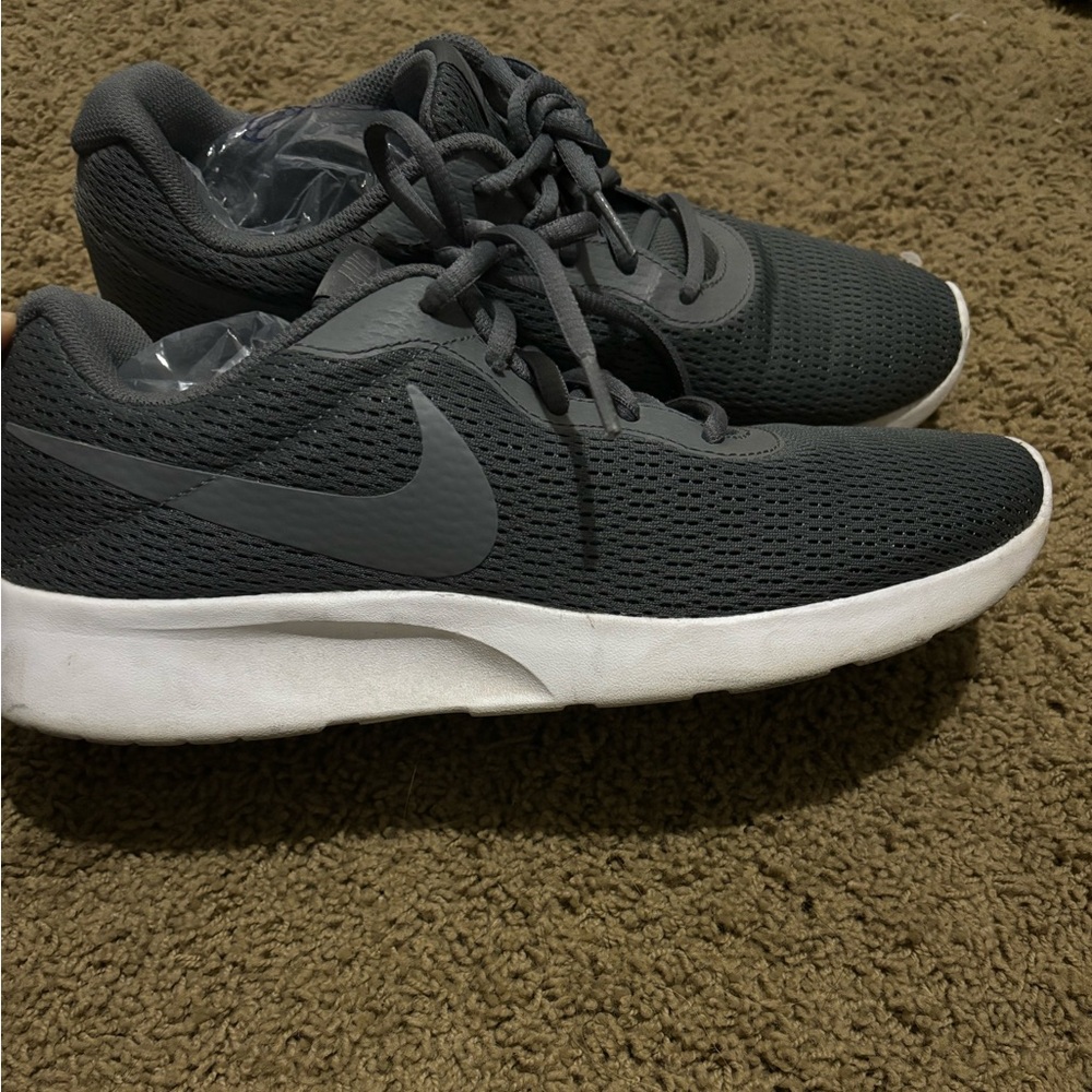 Nike Tanjun Athletic Sneaker in Grey/Charcoal